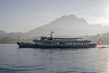 Motorschiff auf dem Vierwaldstättersee mit Pilatus, Luzern, Schweiz