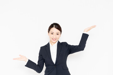 掌で案内のジェスチャーをするビジネスウーマン