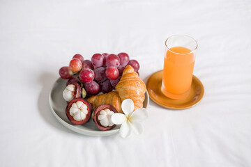 Focus on fruit. In a hotel room with fruit, place a tray on the bed to welcome the arrival of VIP guests
