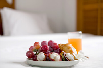Focus on fruit. In a hotel room with fruit, place a tray on the bed to welcome the arrival of VIP guests