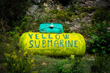 Una cisterna per il gas dipinta di giallo come un famoso sottomarino