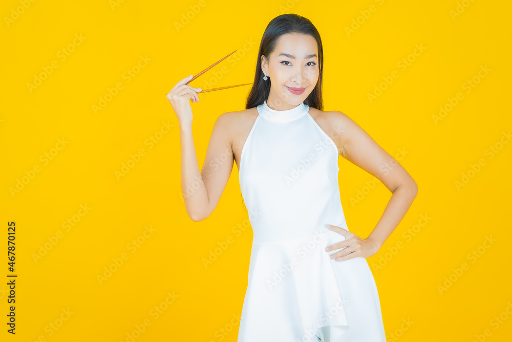 Wall mural Portrait beautiful young asian woman with chopsticks