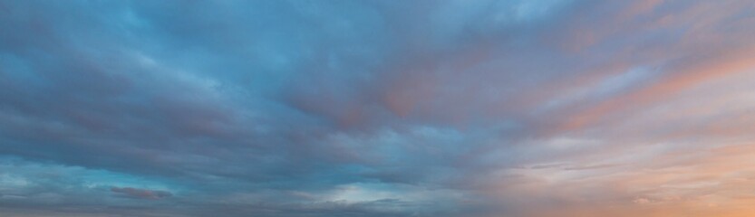Heldere blauwe lucht met gloeiende roze en gouden wolken na de storm. Dramatische zonsondergang cloudscape. Concept art, meteorologie, hemel, hoop, vrede. Grafische bronnen, schilderachtig panoramisch landschap