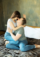 Naklejka premium Young couple is sitting on the couch and hugging.