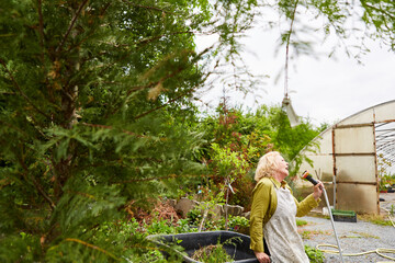 Gärtner Lehrling bei der Pflege von Pflanzen und Blumen