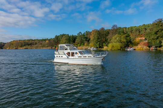 Hausboot Pedro Skiron auf der Mecklenburgischen Seenplatte zwischen M&uuml;ritz und K&ouml;lpinsee in Eldenburg