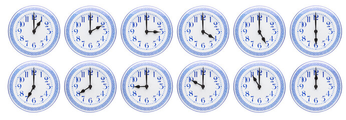 Antike Uhr mit Zwölf Zeitzonen isoliert auf weissem Hintergrund