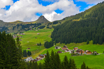 Fototapeta na wymiar Damülser Berge im Bregenzerwaldgebirge in Vorarlberg