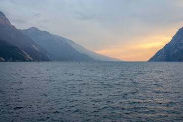Fototapeta na wymiar Gardasee Riva del Garda Sonnenuntergang Italien Südtirol Trento