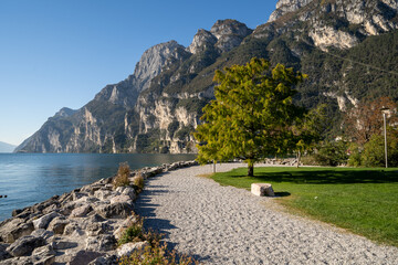 Riva del Garda Gardasee Italien Schiff Segelbooot Berge Himmel
