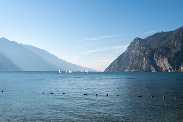 Riva del Garda Gardasee Italien Schiff Segelbooot Berge Himmel