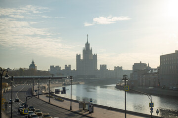 Obraz premium Autumn morning on Moskvoretskaya embankment in Moscow