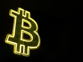 Símbolo del Bitcoin en fondo negro, con espacio para texto a la derecha.