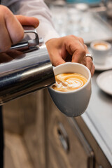 Cameriere prepara un cappuccino