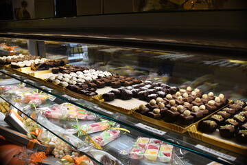 Pasticceria con vassoi di dolci