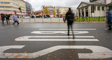 Fußgänger auf einer Busspur in Berlin