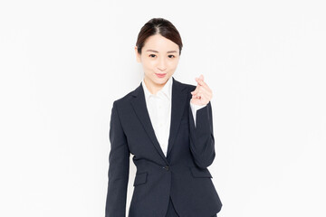 手でハートの形を作るビジネスウーマン