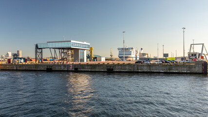 Obraz premium Hafenrundfahrt von Rostock Warnemünde