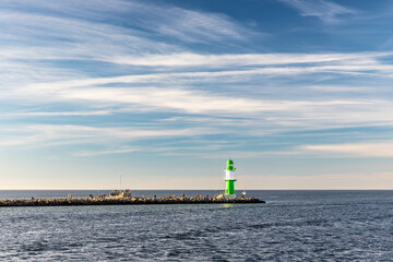 Obraz premium Leuchtturm an der Hafeneinfahrt von Rostock Warnemünde
