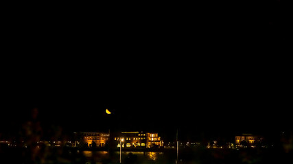 Fototapeta premium Mond geht am Abend über dem Hafen von Rostock Warnemünde auf