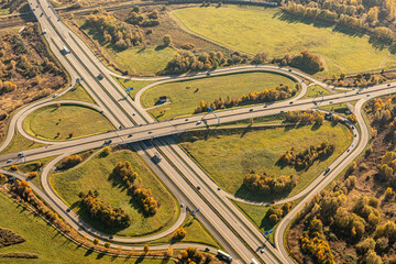 Luftaufnahme einer Autobahn mit Autobahnkreuz bei Rostock Warnemünde