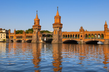 Fototapeta premium Oberbaum Bridge At Sunset In Berlin