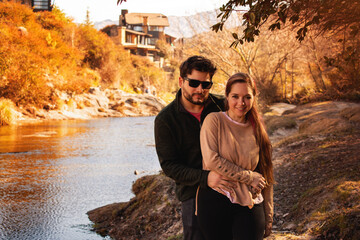 Pareja feliz disfrutando de la montaña en La Cumbrecita. Córdoba