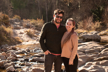Pareja feliz disfrutando de la montaña en La Cumbrecita. Córdoba