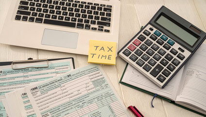 Obraz premium new great notebook with calculator notebook and tax forms usa 1040 pen and note on the table
