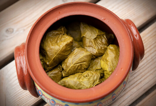 Draufsicht mit Weinbl&auml;tter, gef&uuml;llt mit gemahlenem putenfleisch und Reis