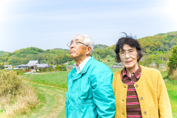 空を指差す高齢夫婦