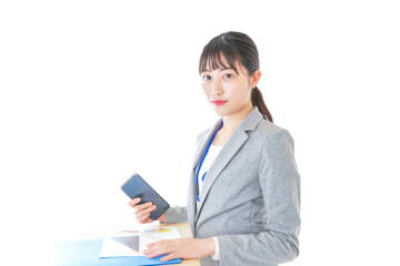 オフィスで働く若いビジネスウーマン