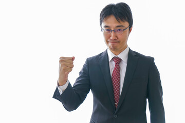 家でテレビを見る女性