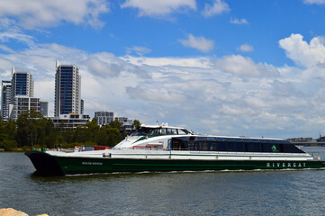 Obraz premium The rivercat glides along the Parramatta river in Sydney