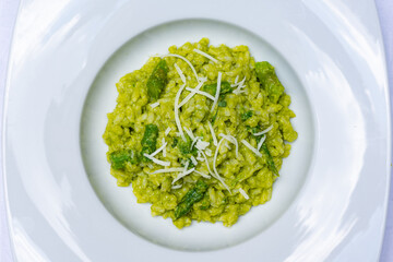 Piatto con risotto verde