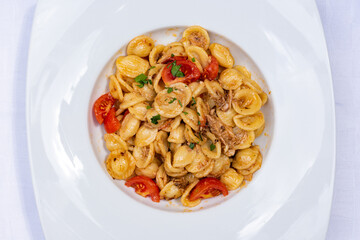 Piatto di orecchiette al pomodoro