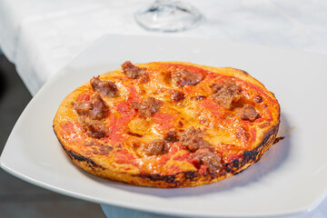 Pizza con pomodoro e salsiccia