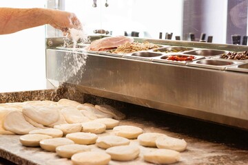Preparazione impasto della pizza