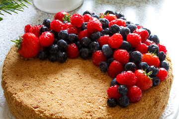 Cake decorated with fresh berries.  Honey cake.