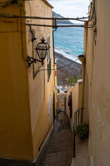Callejuela y escaleras de Amalfi. Costa Amalfitana, sur de Napoles, Italia