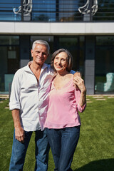 Naklejka premium Aged man is embracing female around neck