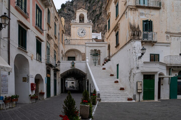 Plaza e iglesia de Atrani, en la Costa Amalfitana, sur de Napoles, Italia