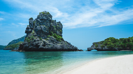 White sand beach rock formation island with turquoise water. Sam Sao Island, Mu Koh Ang Thong, near Koh Samui Island, Thailand.