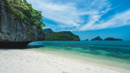 Fototapeta premium White sand beach rock formation island with turquoise water. Mae Ko Island, Mu Koh Ang Thong, near Koh Samui Island, Thailand.