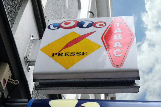 Enseigne d'un magasin de Loto, presse et tabac en France