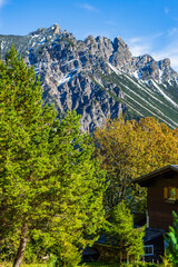 Herbst auf dem Muttersberg mit Blick auf den ersten Schnee und Haus im Vordergrund