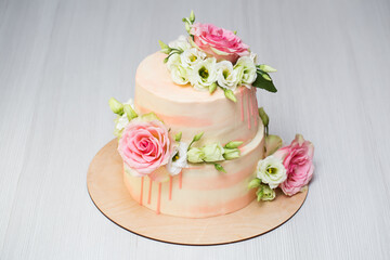 Obraz na płótnie Canvas Tiered cake with fresh flowers and macaroons