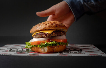 Deliciosa hamburguesa lista para servirse sobre papel encerado.
