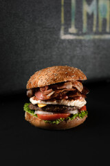 Super hamburguesa especial con salchicha, tocino, queso, pi&ntilde;a y vegetales frescos.