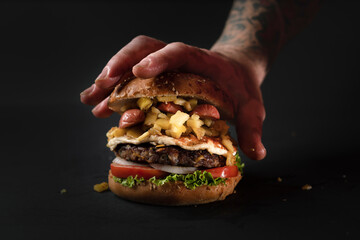 Mano tocando deliciosa hamburguesa doble hawaiana con pi&ntilde;a y queso